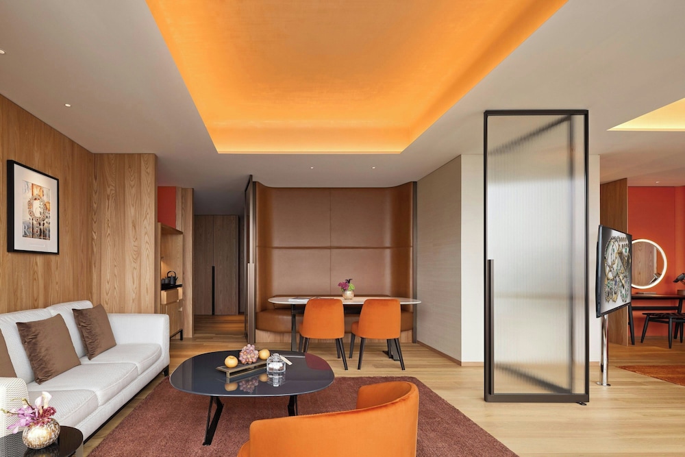 ジュニア スイート 1 ベッドルーム ガーデンビュー リビングルーム2 | ブルガリ ホテル 東京