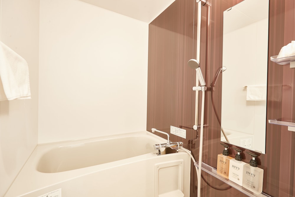 デラックス ルーム 1 ベッドルーム テラス バスルーム0 | New Normal Hotel in NAGO