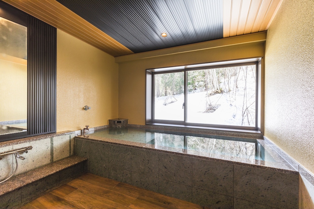 ラグジュアリースイート 半露天風呂付 – 鶴寛 禁煙 バスルーム2 | 蔦温泉旅館