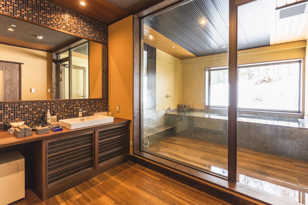 ラグジュアリースイート 半露天風呂付 – 鶴寛 禁煙 バスルーム1 | 蔦温泉旅館