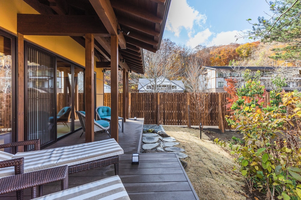 離れ 半露天風呂、ウエルネスルーム付 – 薬鶴 禁煙 部屋からの景観2 | 蔦温泉旅館