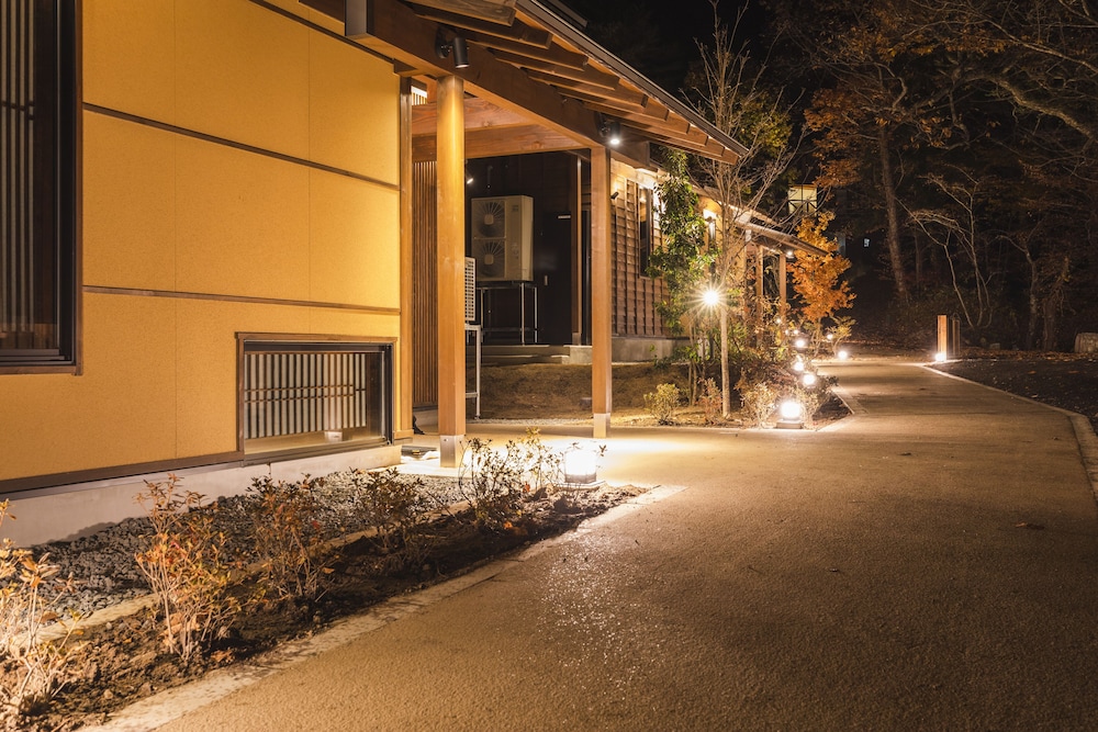 離れ 半露天風呂、ウエルネスルーム付 – 薬鶴 禁煙 客室2 | 蔦温泉旅館