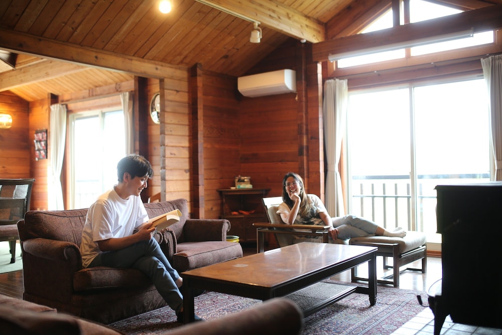 ラグジュアリー キャビン 3 ベッドルーム マウンテンビュー リビング エリア0 | リネスト