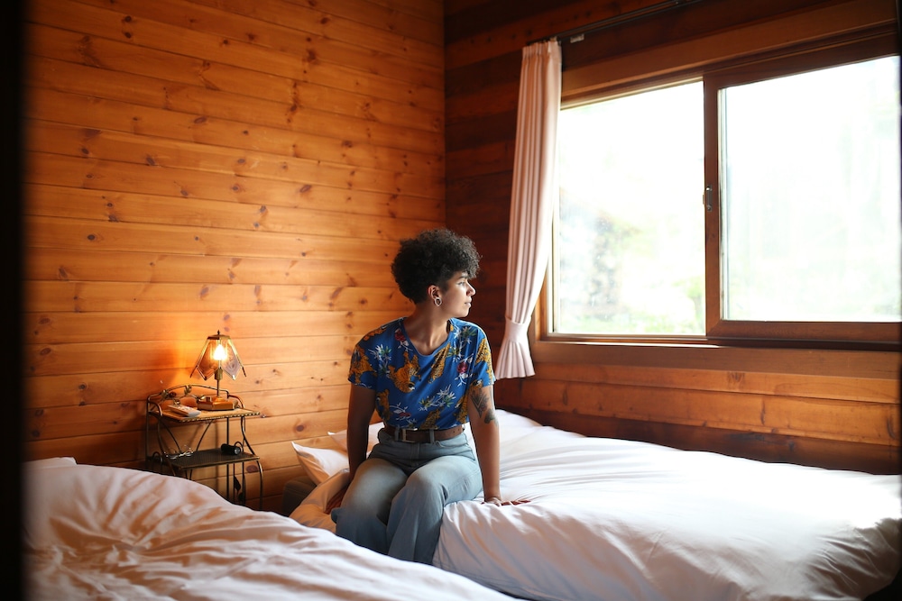 ラグジュアリー キャビン 3 ベッドルーム マウンテンビュー 客室4 | リネスト