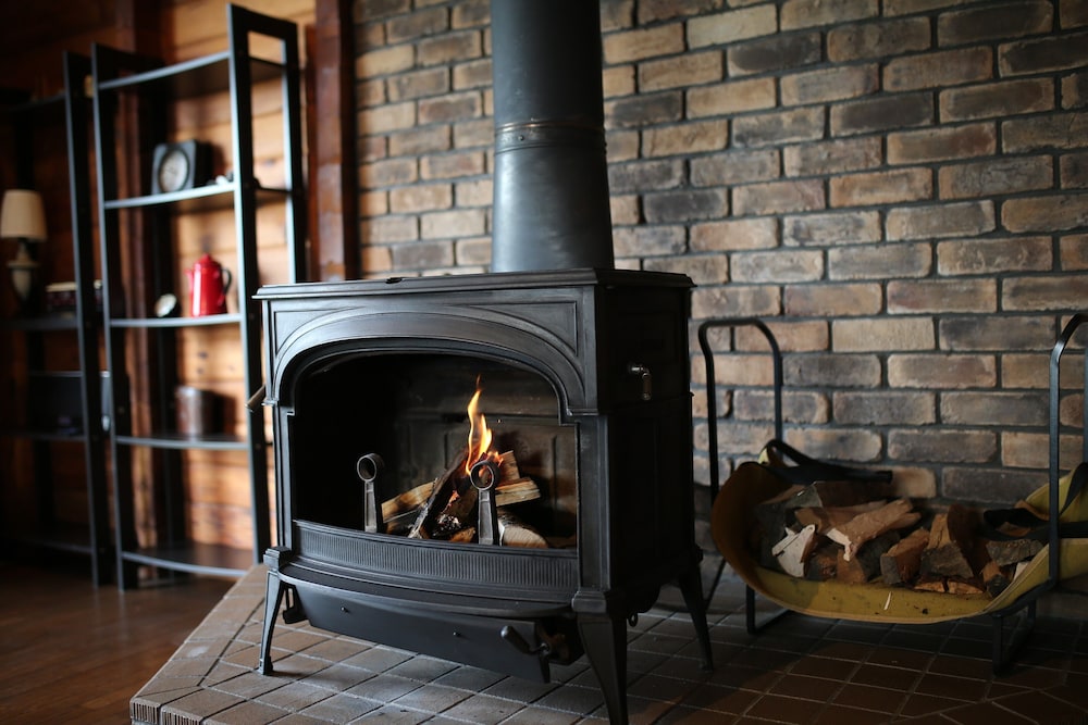 ラグジュアリー キャビン 3 ベッドルーム マウンテンビュー リビング エリア1 | リネスト