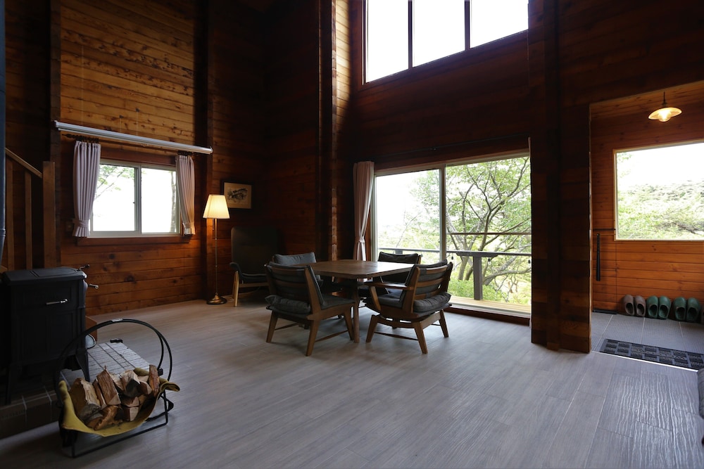 ラグジュアリー キャビン 3 ベッドルーム マウンテンビュー リビング エリア0 | リネスト