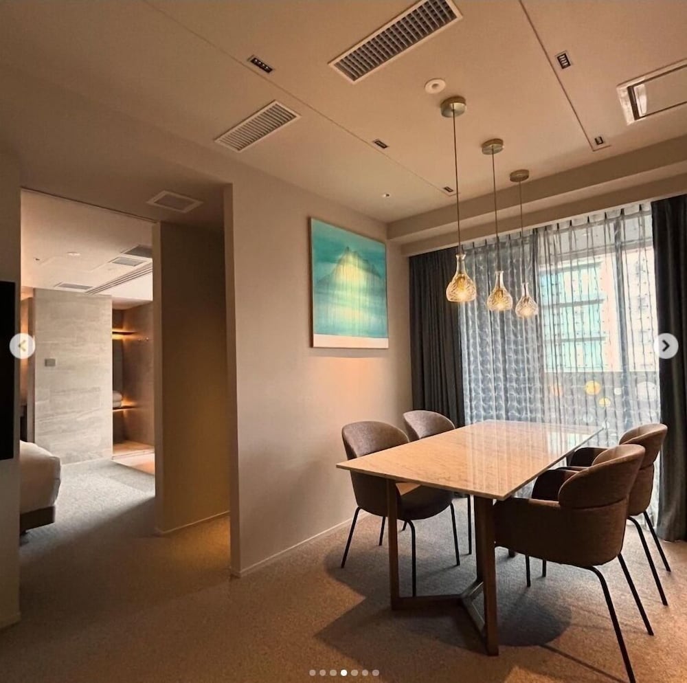 ラグジュアリー ダブルルーム リビング エリア0 | THE skM TOKYO HOTEL&DINING