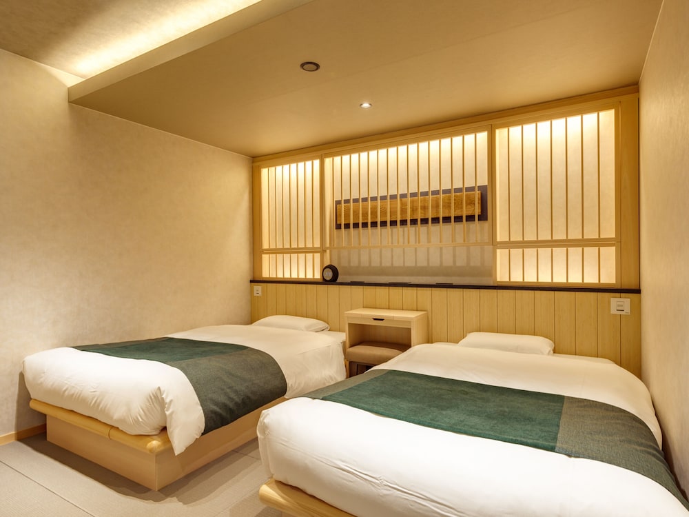 デラックス 4 人部屋 専用バスルーム 客室1 | 嬉野 八十八