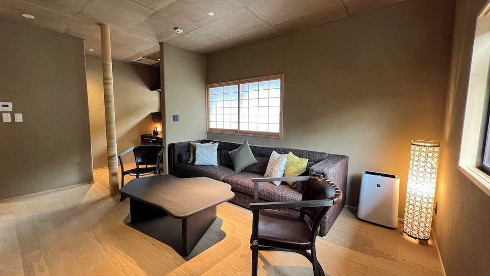 スイートヴィラ 露天風呂付 禁煙 リビング エリア3 | はちかん