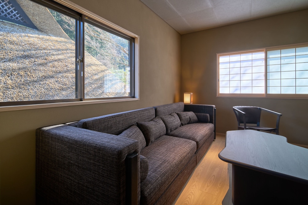 スイートヴィラ 露天風呂付 禁煙 リビング エリア1 | はちかん