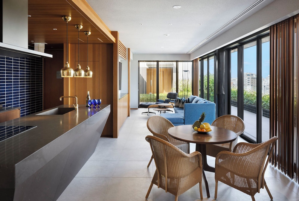 ペントハウススイート（最上階貸切／プライベートテラス） 客室2 | Southwest Grand Hotel