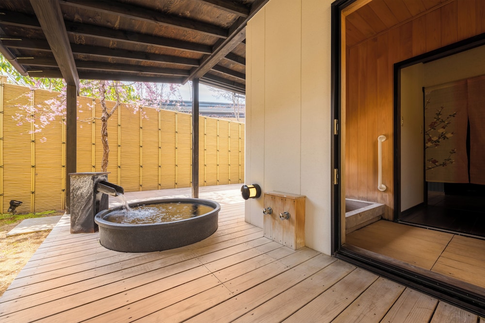 プレミアム 4 人部屋 禁煙 バスルーム1 | 湯坊いちらく TENDO SPA & BREWERY