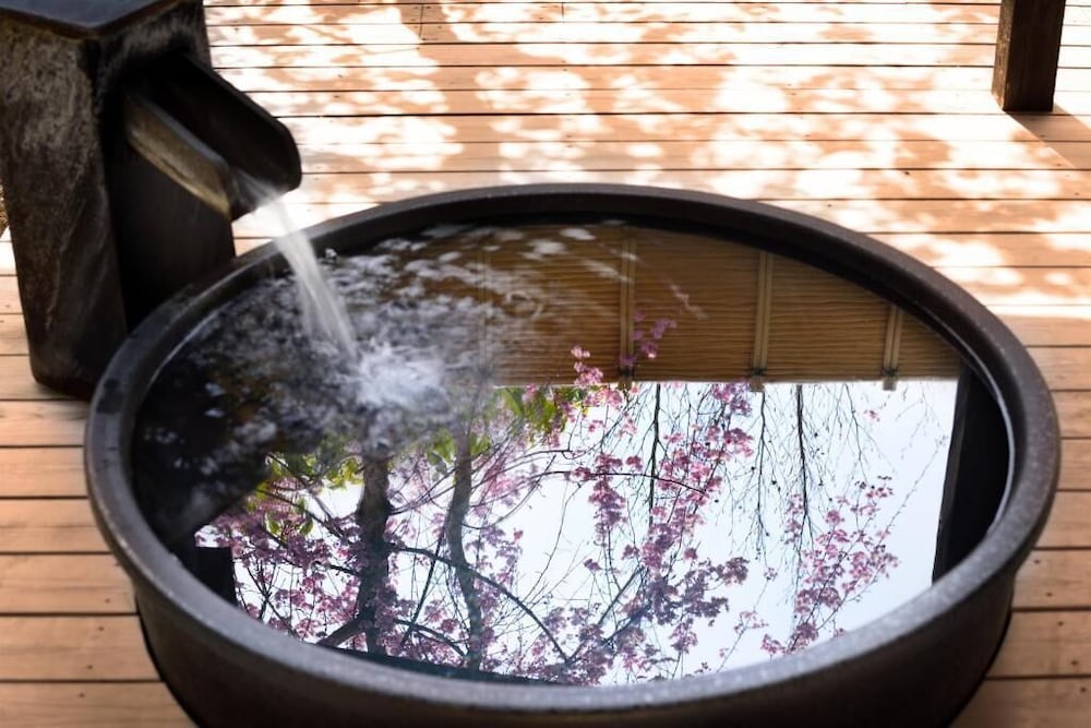 プレミアム 4 人部屋 禁煙 バスルーム2 | 湯坊いちらく TENDO SPA & BREWERY