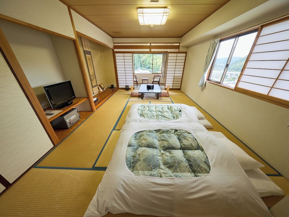 スタンダード 4 人部屋 ベッド (複数台) 客室2 | 修善寺温泉　ホテル滝亭