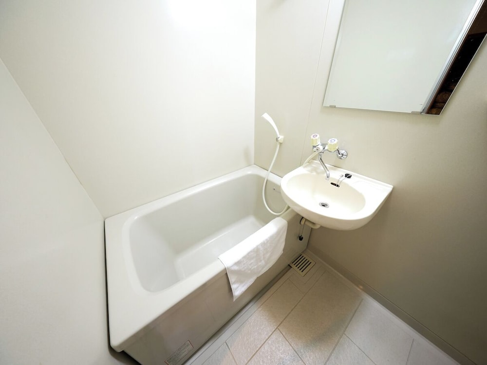 スタンダード 4 人部屋 ベッド (複数台) バスルーム0 | 修善寺温泉　ホテル滝亭