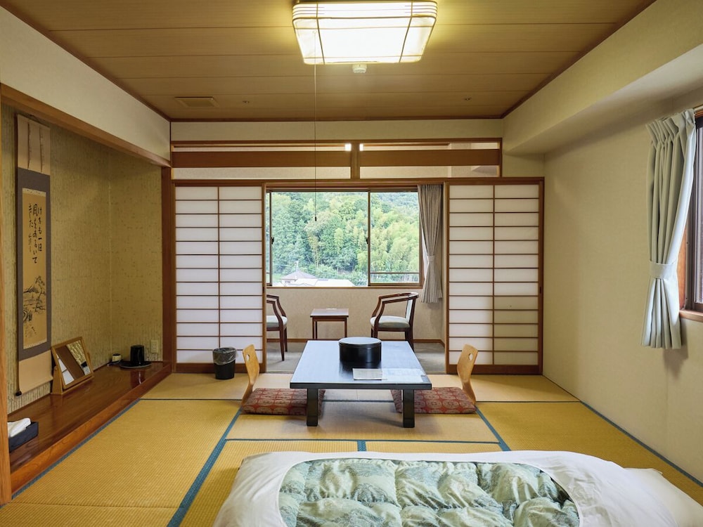 スタンダード 4 人部屋 ベッド (複数台) | 修善寺温泉　ホテル滝亭