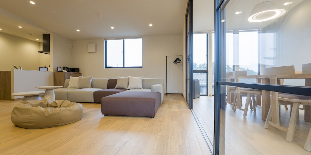 Rakuten STAY VILLA 八ヶ岳 [108_ペット同室可]シンプルモダン / 8名定員 禁煙 リビングルーム2 | Rakuten STAY VILLA 八ヶ岳