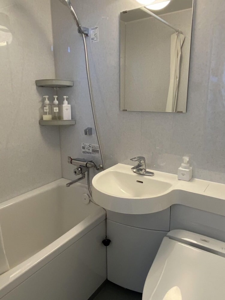 ベーシック ツインルーム バスルーム0 | まといホステル & バー