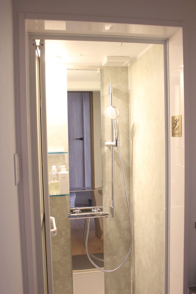 ベーシック ツインルーム バスルーム1 | まといホステル & バー