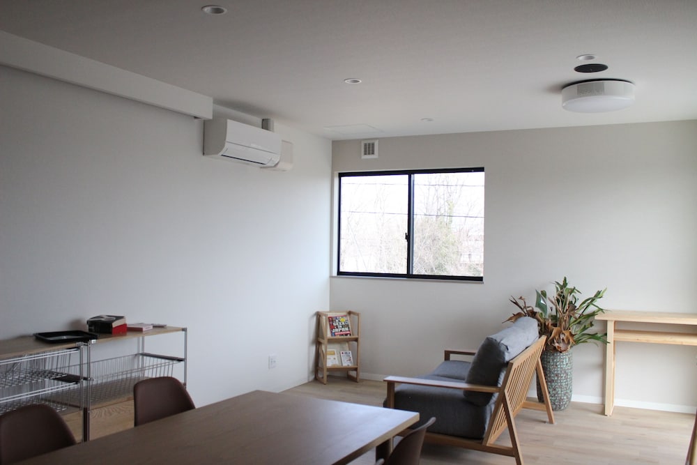 ベーシック ツインルーム リビング エリア0 | まといホステル & バー