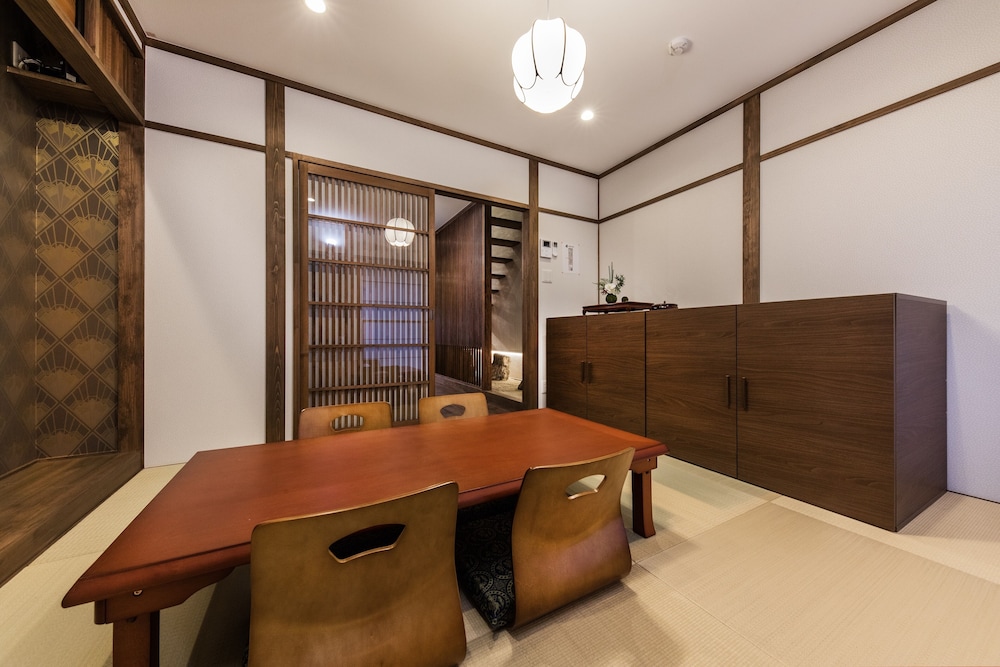 トラディショナル タウンホーム リビング エリア1 | 秀林荘