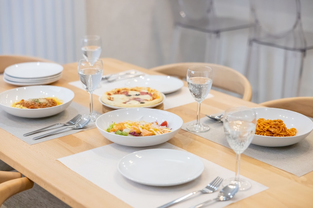 ハウス 客室内のダイニングエリア1 | ワンワールド堺筋本町