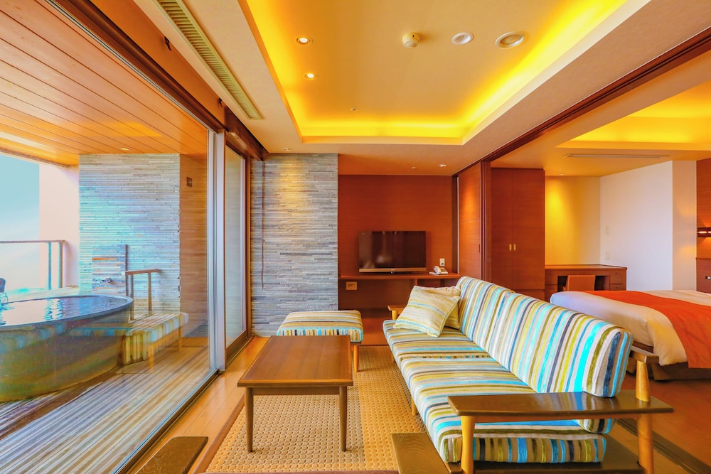 [禁煙] スイート露天風呂付和ベッドツイン (オーシャンビュー) 客室1 | 大江戸温泉物語Premium 汐美荘