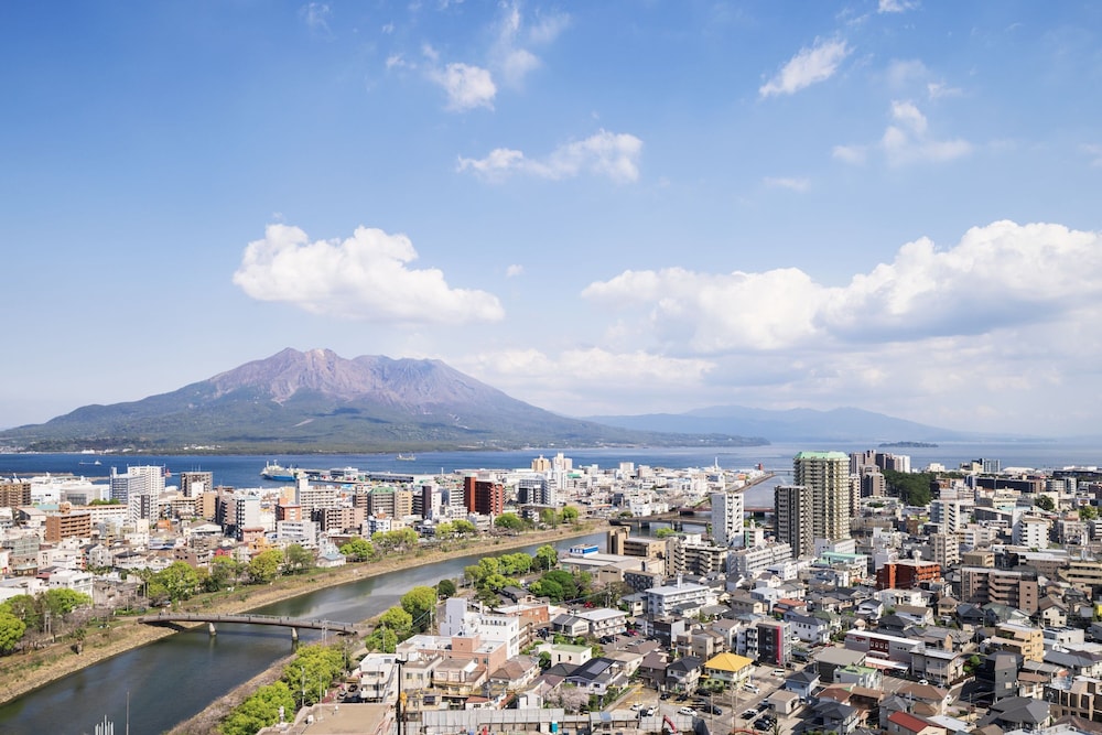 デラックス ルーム キングベッド 1台ソファベッド付き 禁煙 (桜島ビュー) マウンテン ビュー0 | シェラトン鹿児島