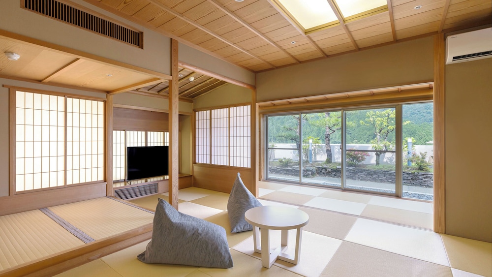 [禁煙] スイート和洋室ツイン12畳+8畳 | TAOYA下呂