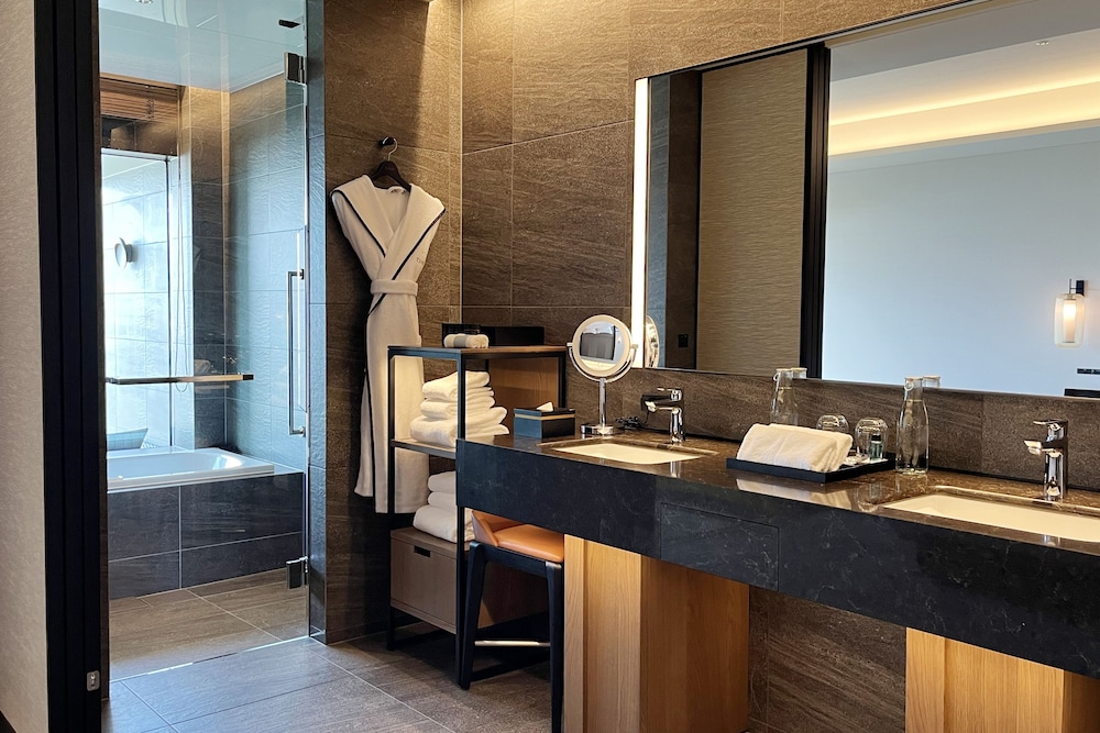 プレミア ルーム キングベッド 1 台 禁煙 パークビュー (Balcony) バスルーム0 | TIAD 、オートグラフ コレクション