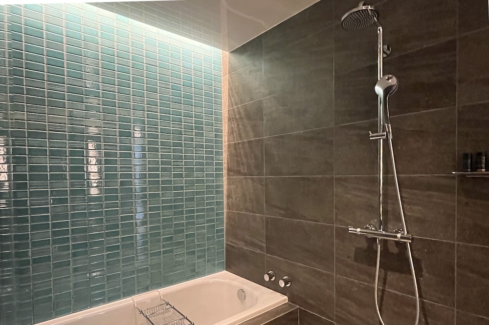 デラックス ルーム シングルベッド 2 台 禁煙 シティビュー バスルーム1 | TIAD 、オートグラフ コレクション