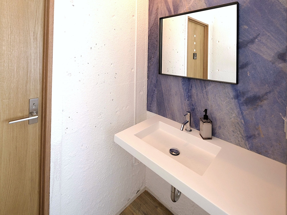 ツインルーム シングルベッド 2 台 禁煙 共用バスルーム2 | Guesthouse Re-Spect