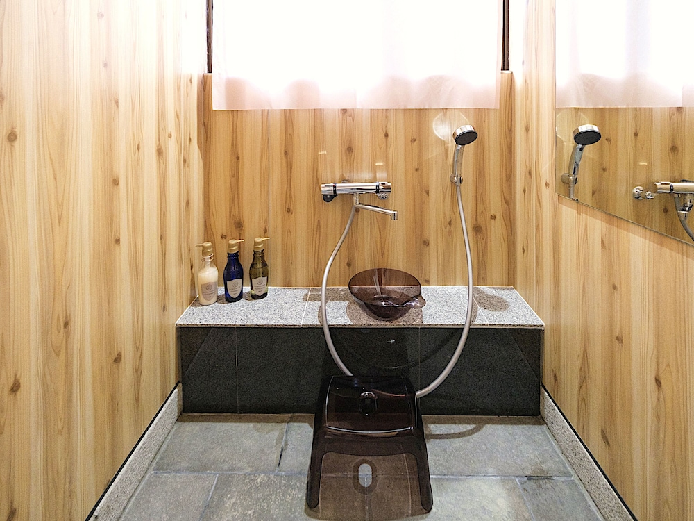 ツインルーム シングルベッド 2 台 禁煙 共用バスルーム3 | Guesthouse Re-Spect