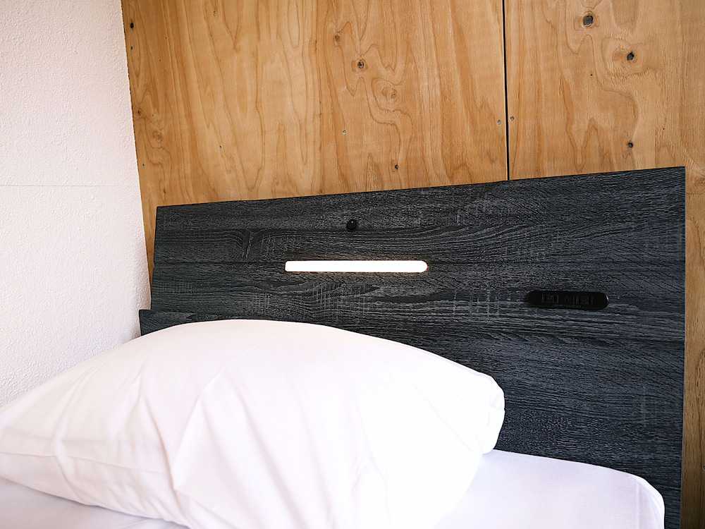ツインルーム シングルベッド 2 台 禁煙 客室2 | Guesthouse Re-Spect
