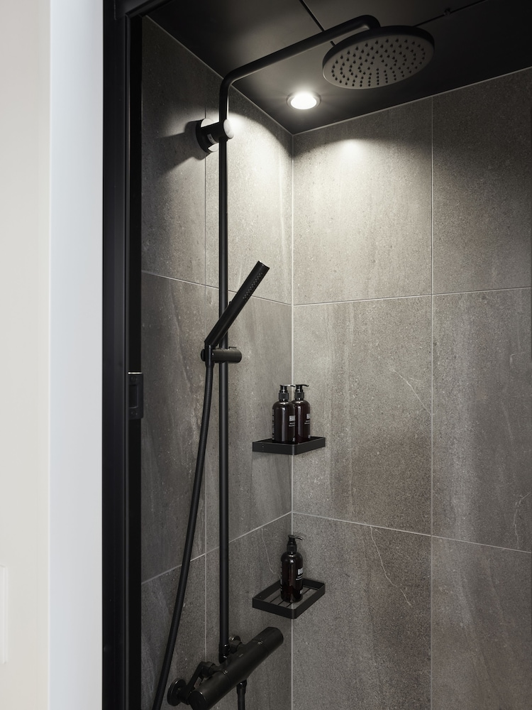 ルーム シングルベッド 2 台 (Comfy) バスルームのシャワー0 | ASAI 京都四条