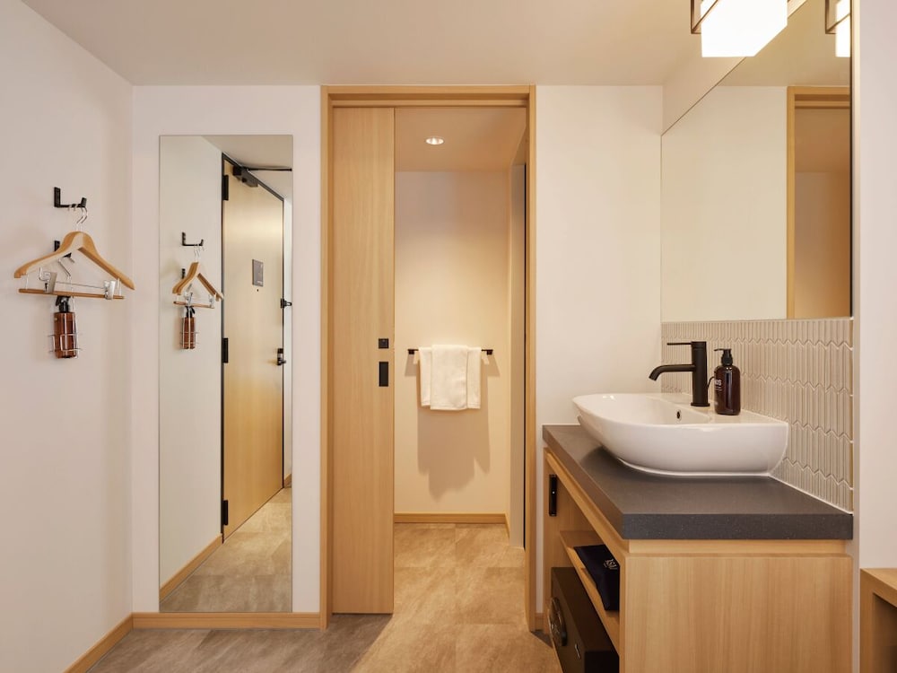 ルーム キングベッド 1 台 (Comfy) バスルーム1 | ASAI 京都四条