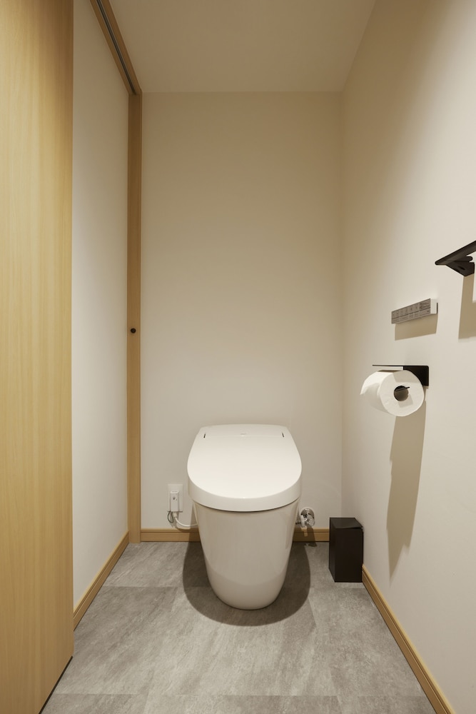 ルーム シングルベッド 2 台 (Comfy) バスルーム0 | ASAI 京都四条