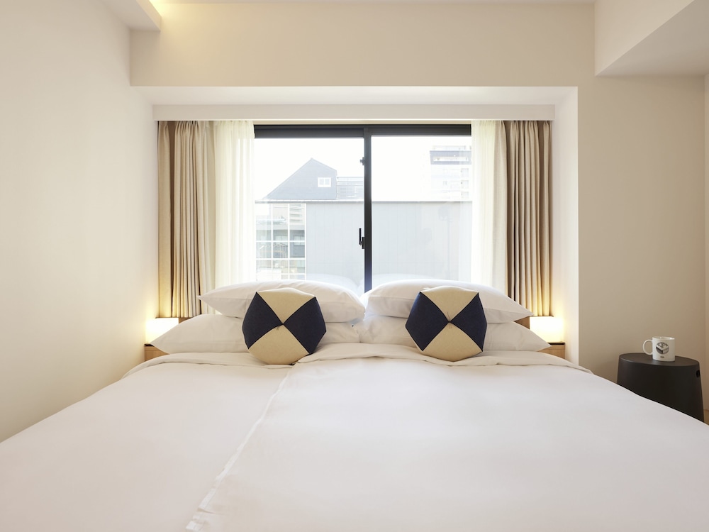 ルーム シングルベッド 2 台 (Comfy Hollywood) 客室13 | ASAI 京都四条