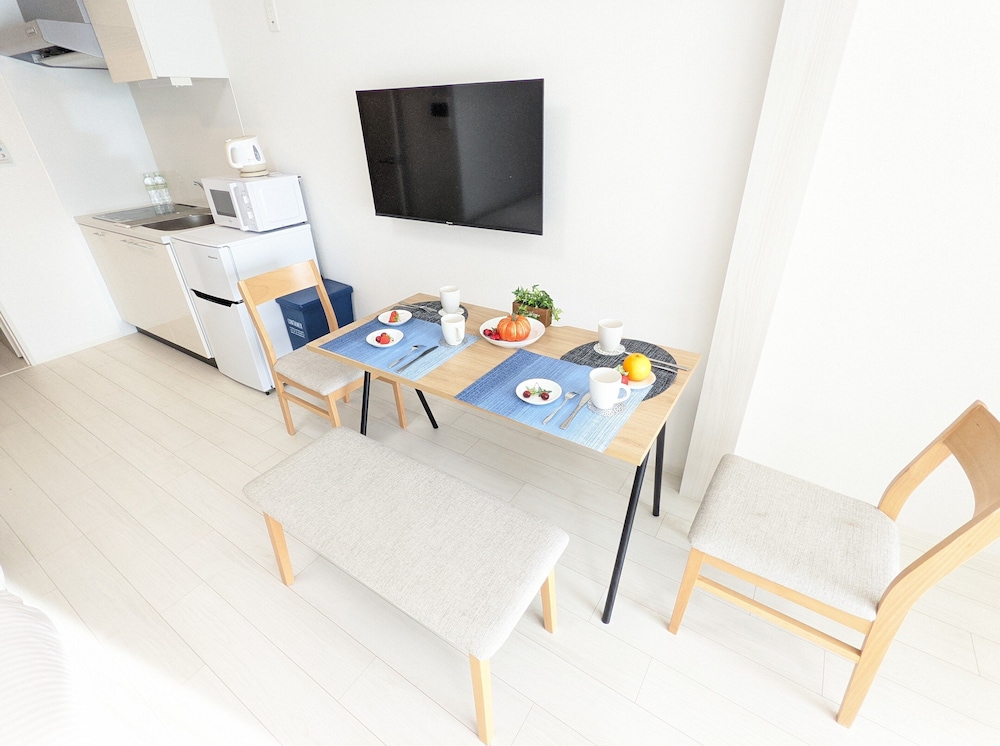 スタンダード 4 人部屋 客室内のダイニングエリア0 | エスリードホテルなんば大国町