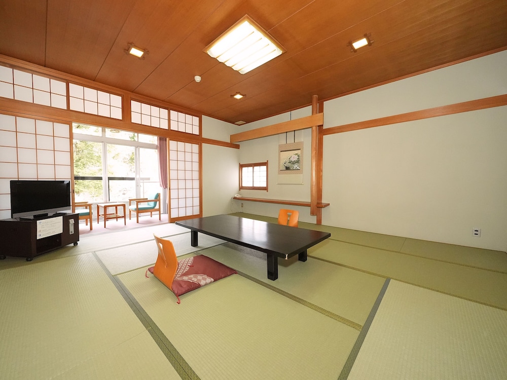 エコノミー 4 人部屋 禁煙 マウンテンビュー 客室1 | 多武峰観光ホテル