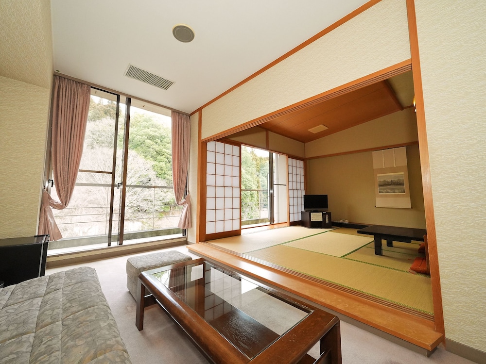 スタンダード 4 人部屋 禁煙 マウンテンビュー 客室6 | 多武峰観光ホテル