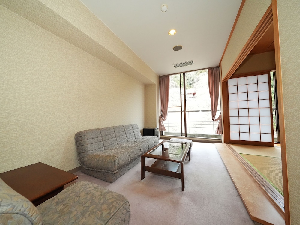 スタンダード 4 人部屋 禁煙 マウンテンビュー 客室4 | 多武峰観光ホテル