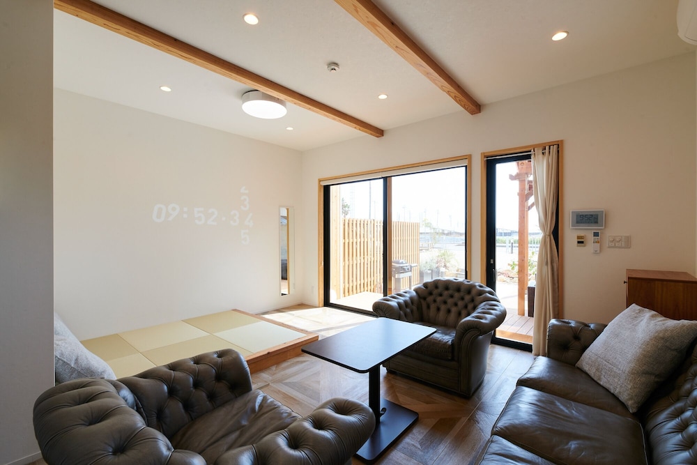 デラックス ヴィラ リビング エリア4 | Rush Awaji - Seaside Holiday Home