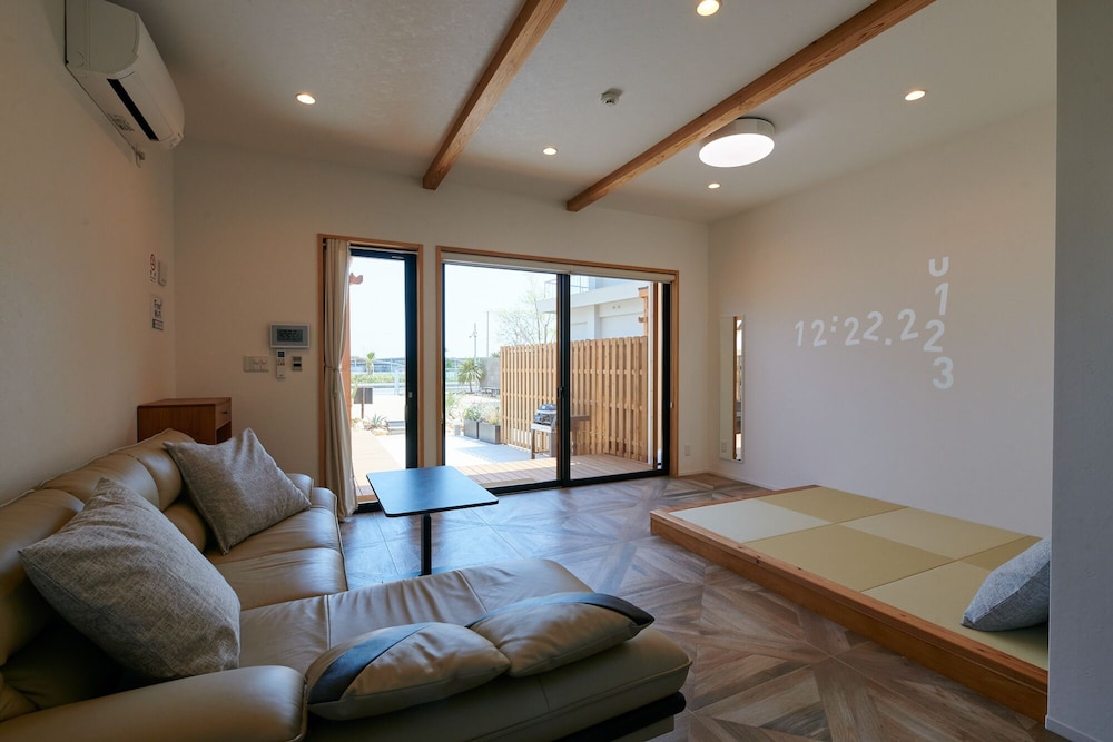 デラックス ヴィラ リビング エリア0 | Rush Awaji - Seaside Holiday Home
