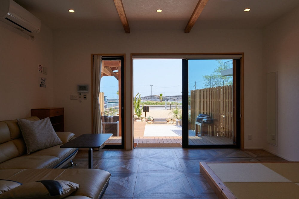 デラックス ヴィラ リビング エリア2 | Rush Awaji - Seaside Holiday Home