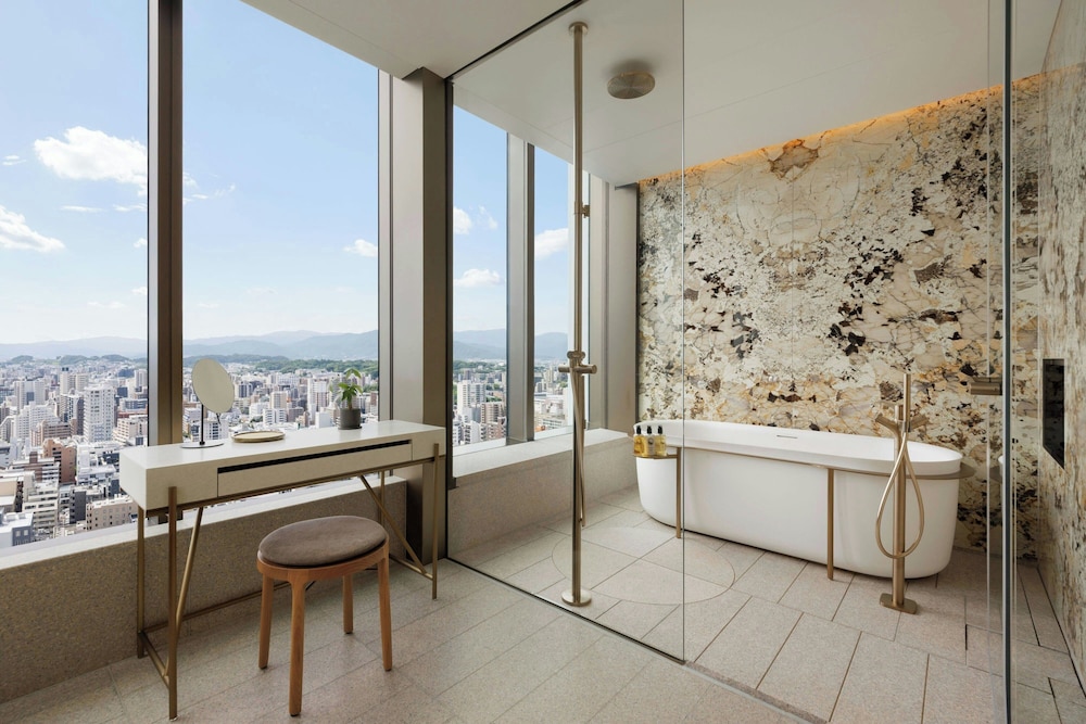 プレミアム スイート 1 ベッドルーム コーナー バスルーム1 | ザ・リッツ・カールトン福岡