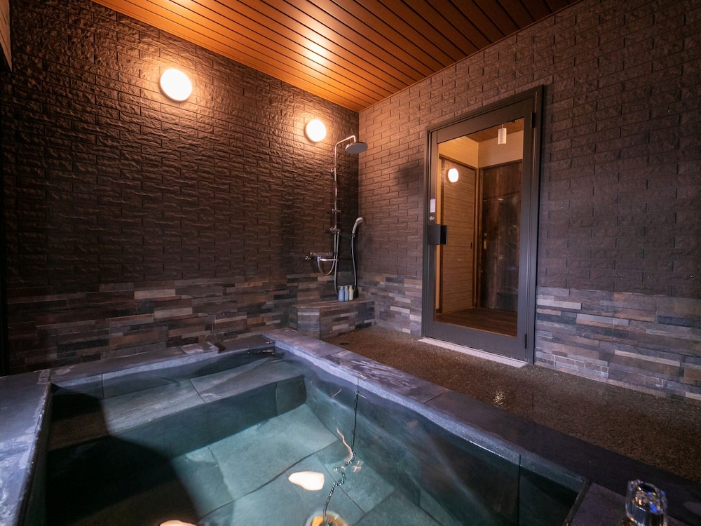 【スイート　4ベッド】露天風呂＆内湯　禁煙 バスルーム1 | 湯本庵 清姫