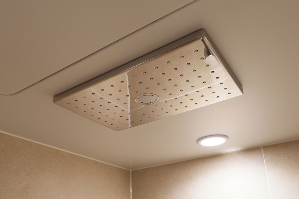 スーペリアキング禁煙 バスルーム4 | KAYA 京都 二条城 BW シグネチャーコレクション by ベストウェスタン