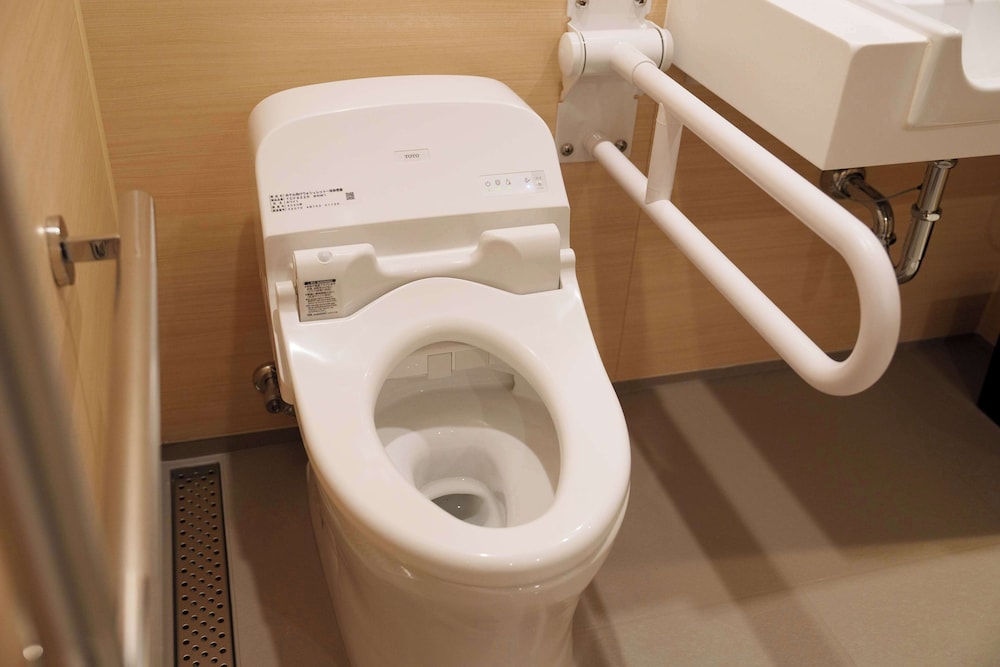 スーペリアツインユニバーサルデザイン禁煙 バリアフリー バスルーム2 | KAYA 京都 二条城 BW シグネチャーコレクション by ベストウェスタン