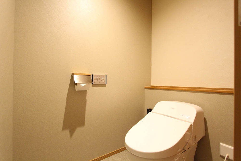 スーペリアキング禁煙 バスルーム2 | KAYA 京都 二条城 BW シグネチャーコレクション by ベストウェスタン